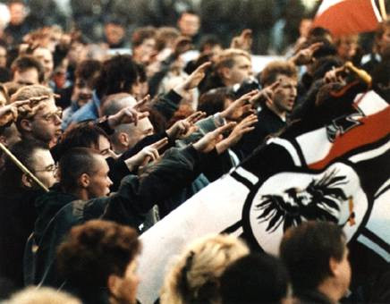 Mars funebru la Dresda! 6.000 de neonazisti au iesit in strada!
