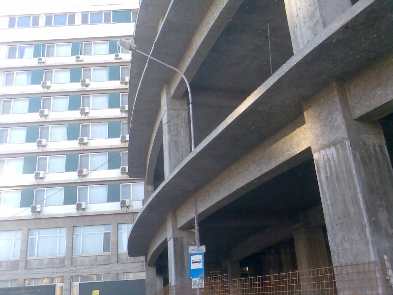 Stalp de iluminat public si statie de autobuz, in interiorul unui hotel!