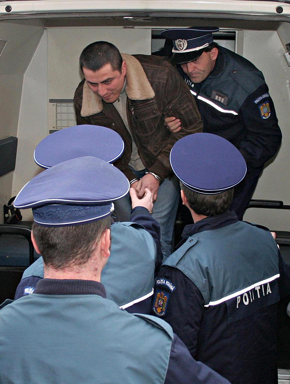 Cristian Cioaca, adus incatusat la Curtea de Apel Brasov pentru dosarul de infractiuni informatice