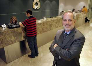 Asa da sef! Da din propriul buzunar 60 de milioane de dolari angajatilor!