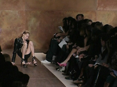 Rochie scurta, pantofi inalti. Cum sa cazi cu zambetul pe buze!