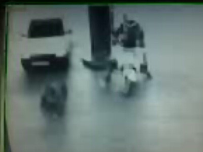 Angajat al unei benzinarii, lovit de motocicleta unui politist!