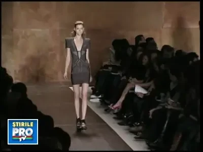 Rochie scurta, pantofi inalti. Cum sa cazi cu zambetul pe buze!