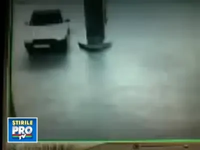 Angajat al unei benzinarii, lovit de motocicleta unui politist!