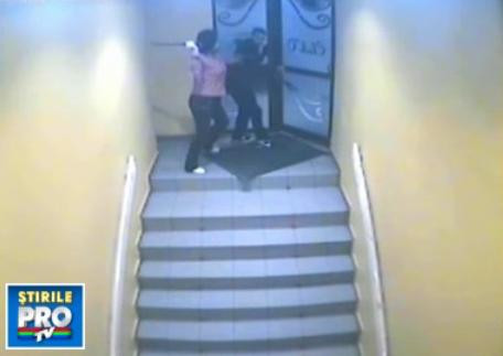 S-au dus sa jefuiasca un bar, dar au sfarsit batuti de barmanita!