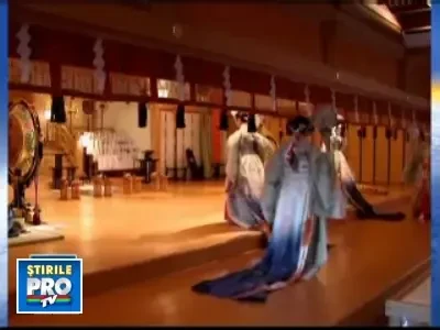 Hillary Clinton a vizitat un templu shintoist din Tokio