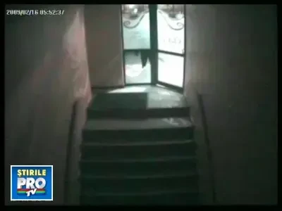 Au vrut sa jefuiansca un bar dar au mancat bataie de la barmanita