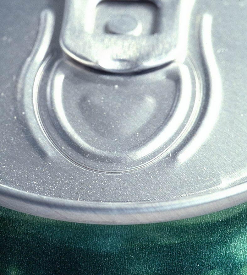 A ratat promotia la bere, si-a iesit din minti si a distrus casa de marcat a supermarketului