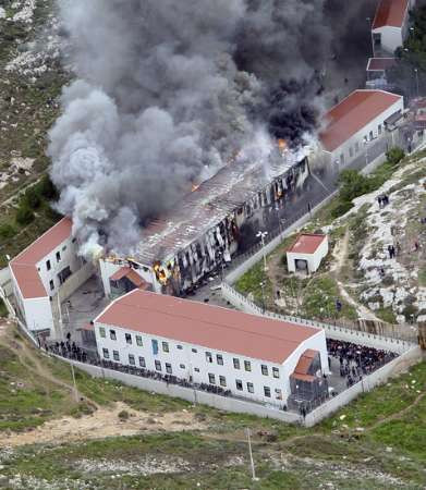 Revolta in Italia! Imigrantii ilegali au incendiat un centru de detentie