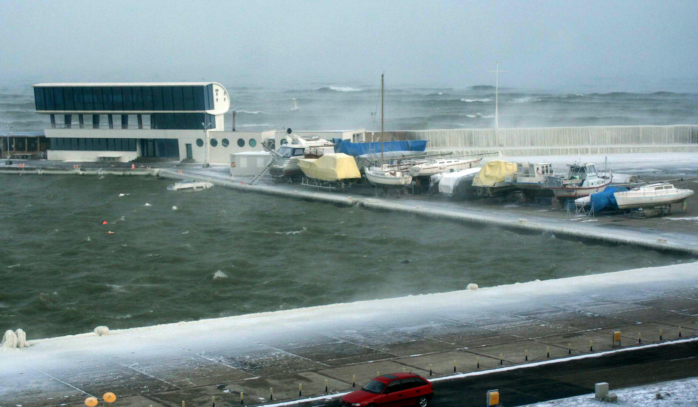 Avize de furtuna pentru navele aflate in porturile romanesti