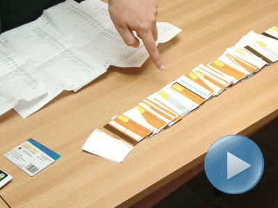 Descinderi ca-n bancuri! Falsificatori de carduri, luati ca din oala