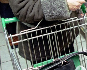 Romanii au taiat de pe lista vacantele, nu si mancarea ori bauturile!