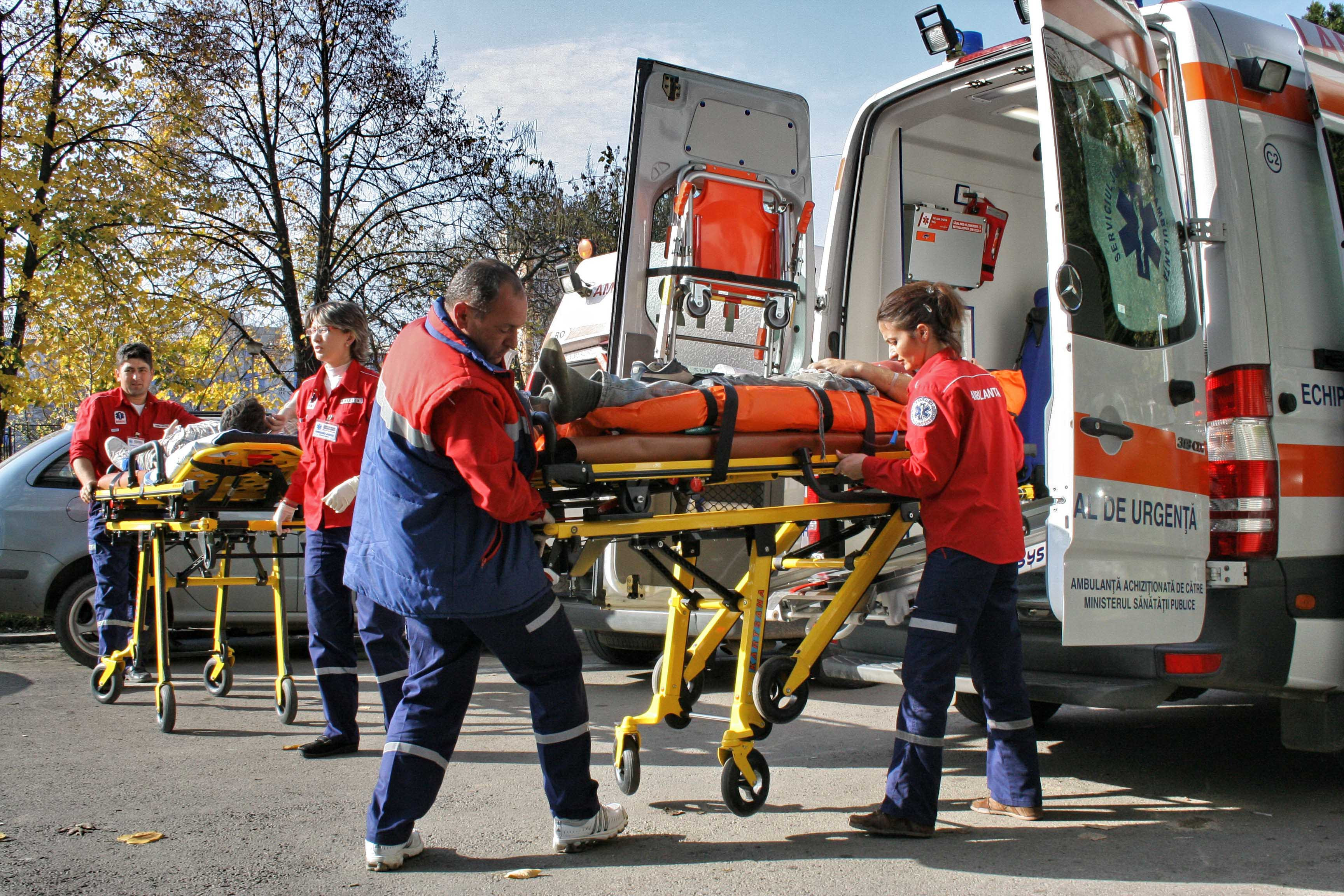 Izbiti de o masina in timp ce incercau sa ajunga la scoala
