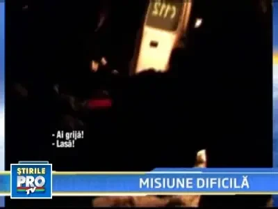 Pompierii au carat o batrana pe targa 3 kilometri! Din cauza zapezii