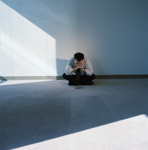 Criza loveste din nou! Mii de romani someri sufera de depresie