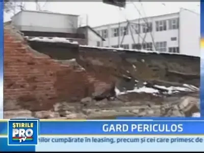 Curat ghinion! Le-a cazut un zid de caramida peste masini