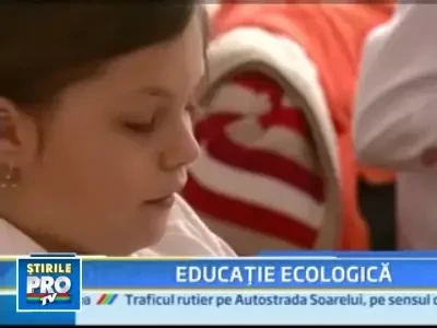 Elevii din scoala primara iau lectii de reciclare