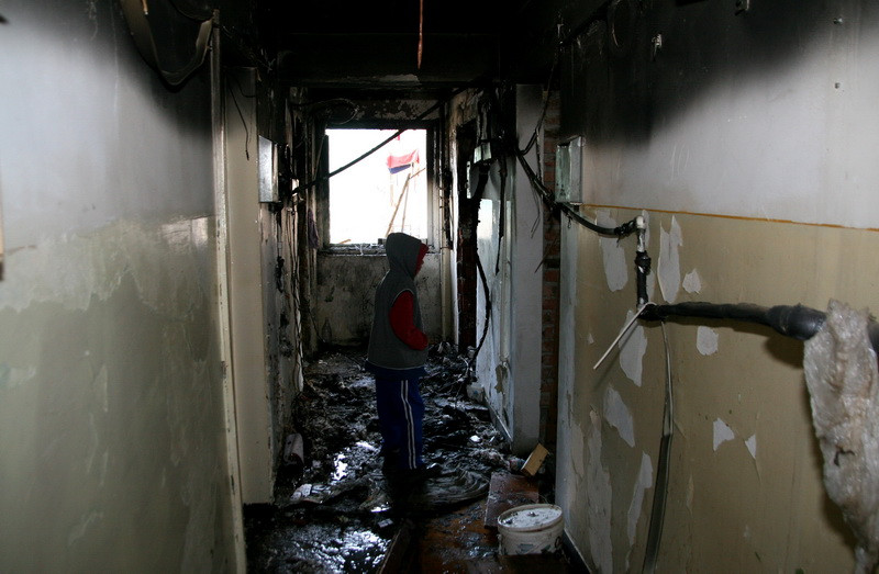 Gravida in 7 luni, si-a aruncat copiii de la balcon, ca sa-i scape de foc!