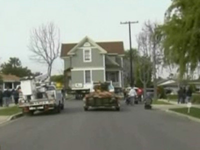 Ambuteiaj in trafic. Se plimba casa pe sosea!