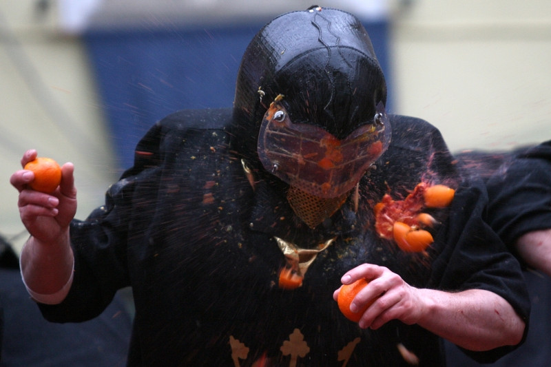 Bataie cu portocale. 500 de tone de citrice au servit ca munitie