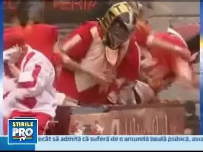 Bataie cu portocale pe strazile unui orasel din Italia!