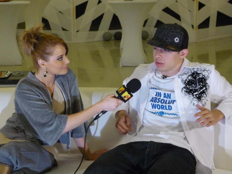 Laura Cosoi, primii pasi de liquid dance si popping!