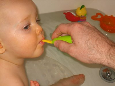 CSID: Pasta de dinti pentru adulti, nociva pentru copii