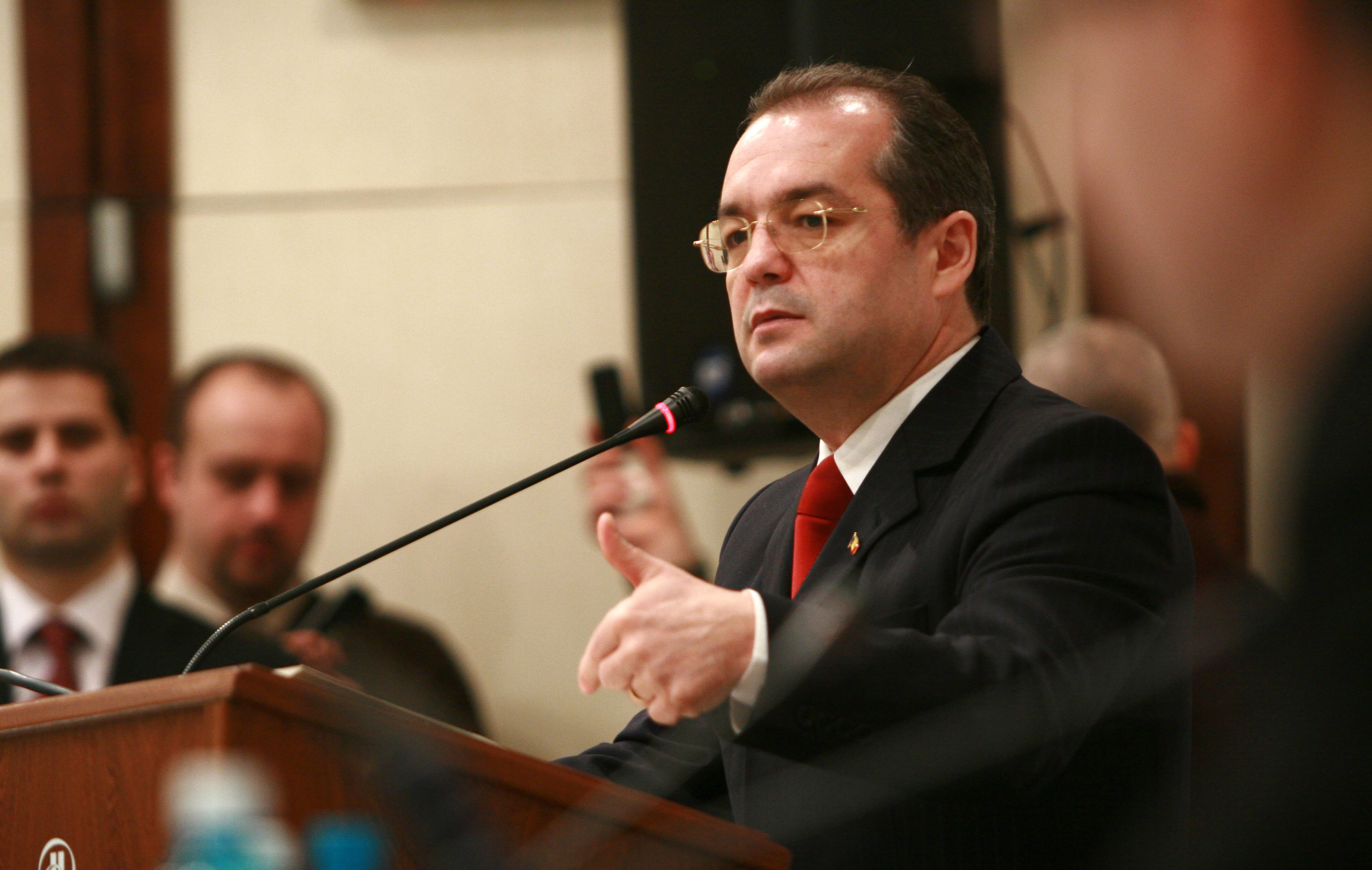 Boc: Geoana trateaza cu dispret sedintele coalitiei PSD-PDL