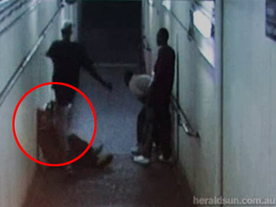 IMAGINI SOCANTE! L-au batut pentru un rucsac