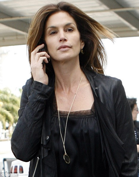 La 43 de ani, Cindy Crawford arata fantastic, chiar si fara machiaj!