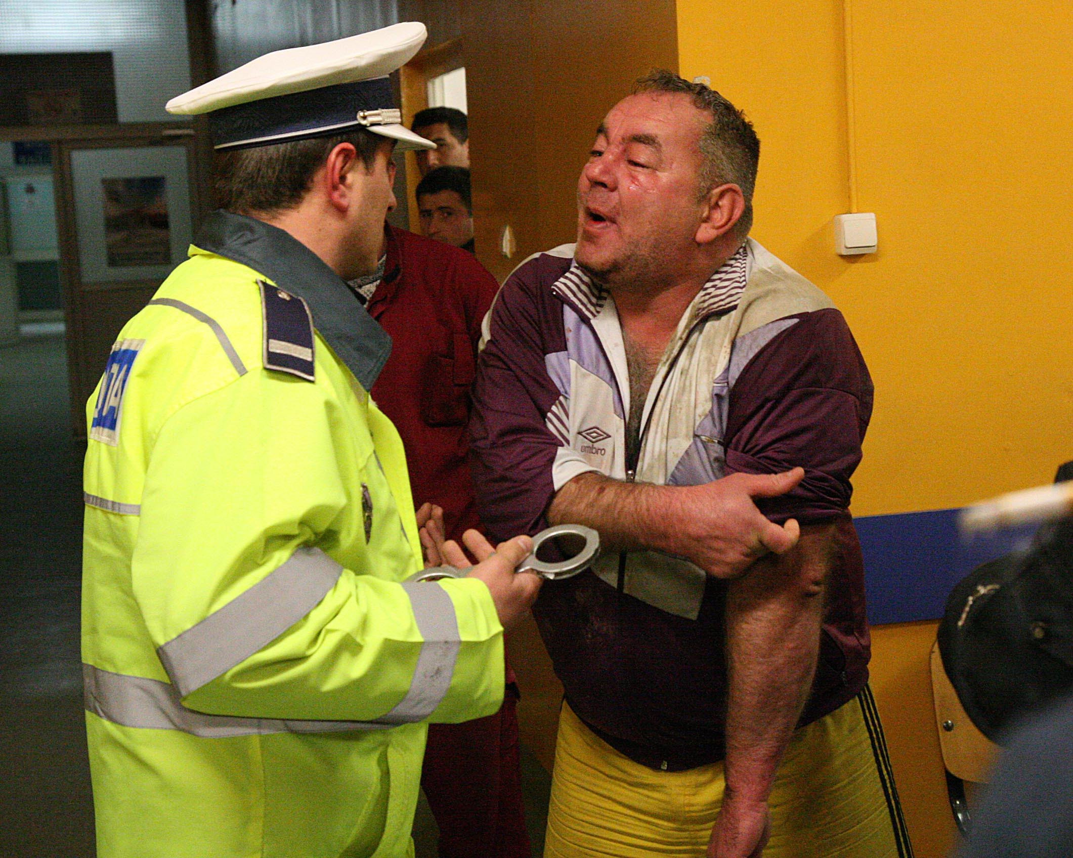 Batut cu bestialitate de politisti! Cel putin asta sustine un barbat