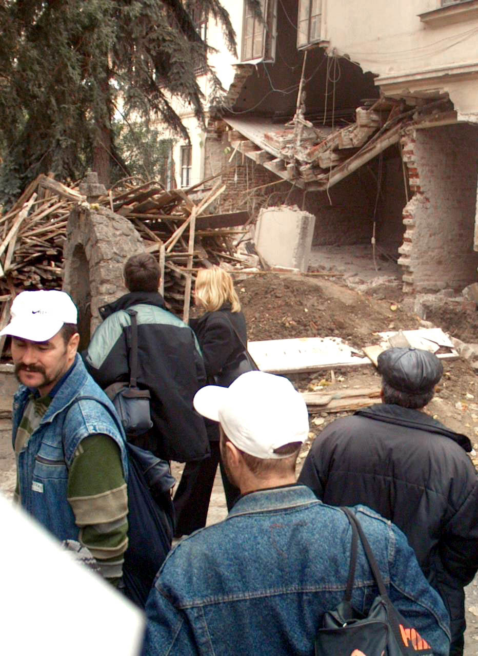 Valeu! Se surpa ziduri peste oameni in Dambovita!