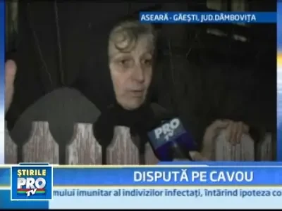 Invrajbite de preot, doua credincioase se bat pe un cavou!