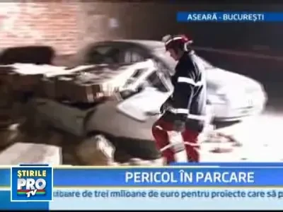 S-a ales praful de cinci masini, dupa ce s-a prabusit un zid peste ele!