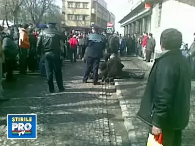 I-a salvat viata fiicei, dar a murit strivita de un cap de leu din beton!