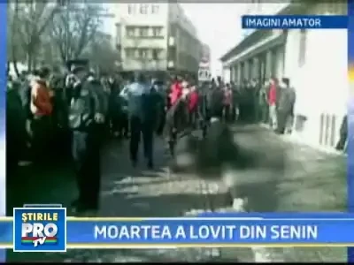 I-a salvat viata fiicei, dar a murit strivita de un cap de leu din beton!