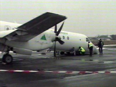 Vezi primele imagini cu avionul, pe burta, imediat dupa aterizarea fortata!