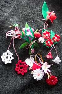 Politicienii n-au uitat de 1 Martie!Au oferit colegelor martisoare si flori