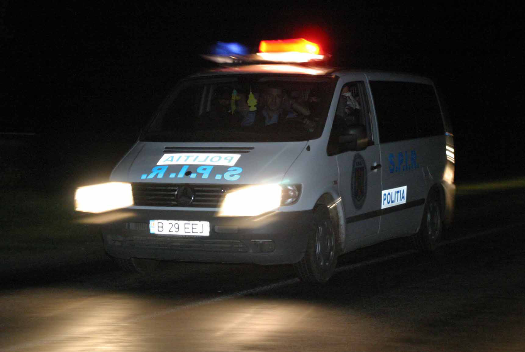 Mii de tigari, tone de alcool si arme, confiscate de politisti in 3 judete