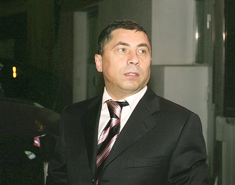 Cainii rosii se spovedeau la preotul surprins cu un barbat in pat!