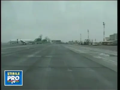 Vezi primele imagini cu avionul, pe burta, imediat dupa aterizarea fortata!