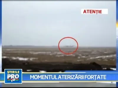 La un pas de tragedie! Un avion a "muscat din pamant" la aterizare