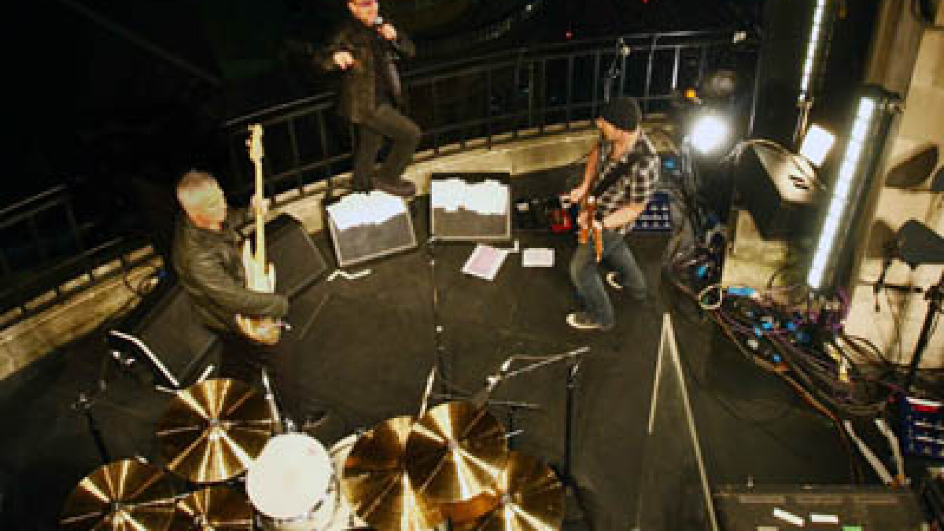 Baietii de la U2 au cantat de pe acoperis! Si-au promovat noul album