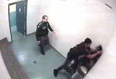 Fata de 15 ani, batuta mar de politisti, dupa ce i-a numit "porci grasi"!