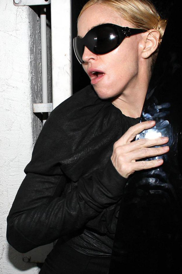 Madonna are barba! Cat de sexy!