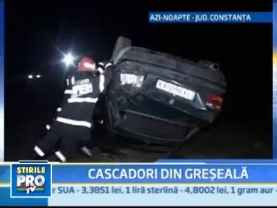 Doi barbati bauti, blocati intr-o masina rasturnata! Cine sa fie soferul?