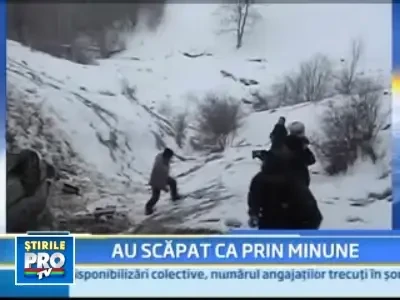 Au scapat ca prin minune, desi au cazut cu masina 200 de metri intr-o rapa!
