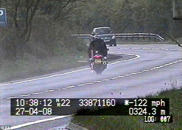 A mers cu motocicleta cu 200 km/h, cu fiul de 14 ani in spate!