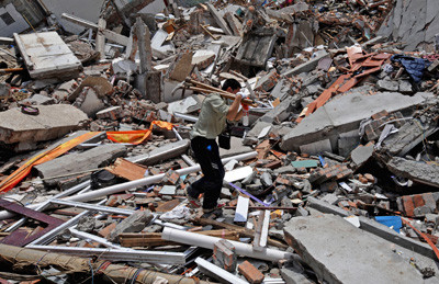 Bilant incert dupa prabusirea unei cladiri din Koln!