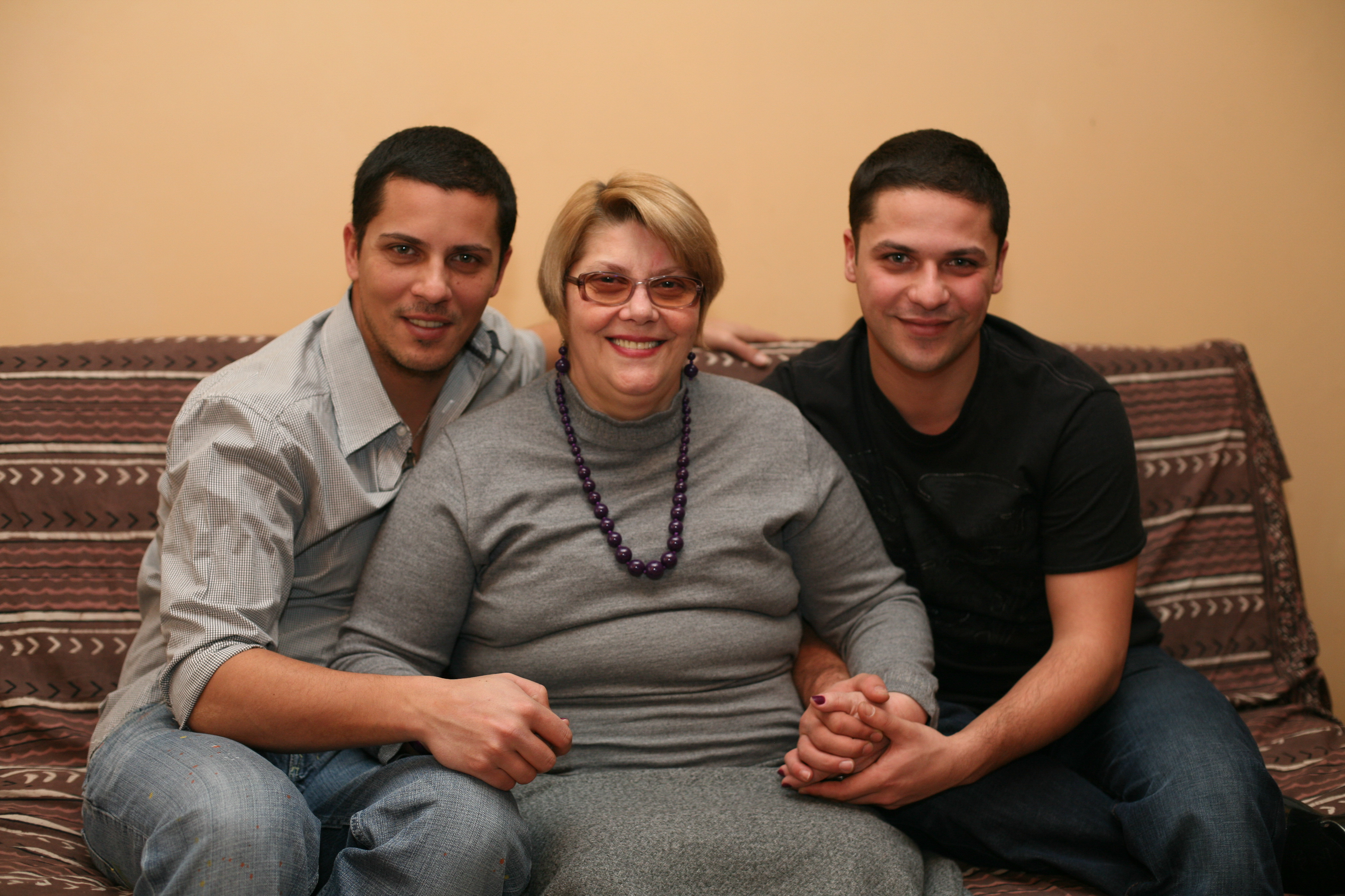 Augustin si Lucian Viziru isi numeau mama "terorista" cand erau mici